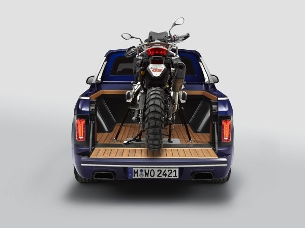 P90357106 lowRes the bmw x7 pickup wi
