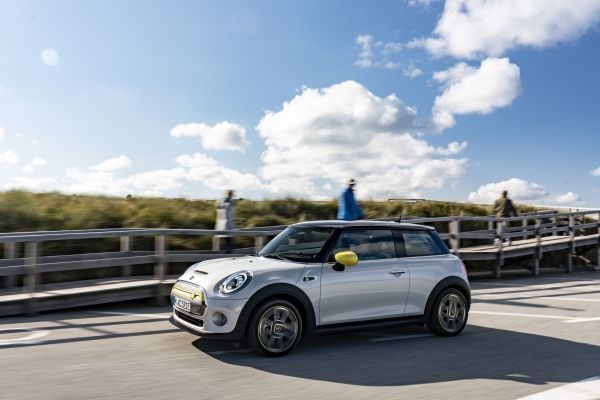 P90374169 lowRes mini cooper se elect