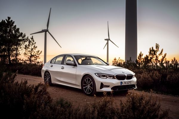 P90382414 lowRes the bmw 330e sedan 1