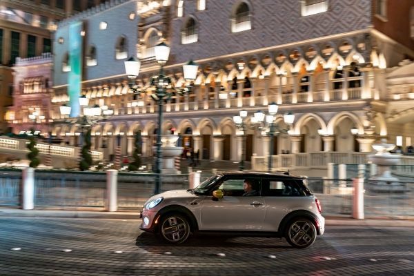 P90384538 lowRes mini cooper se 05 20