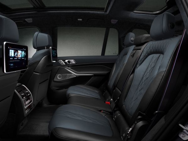 P90386166 lowRes bmw x7 edition dark 