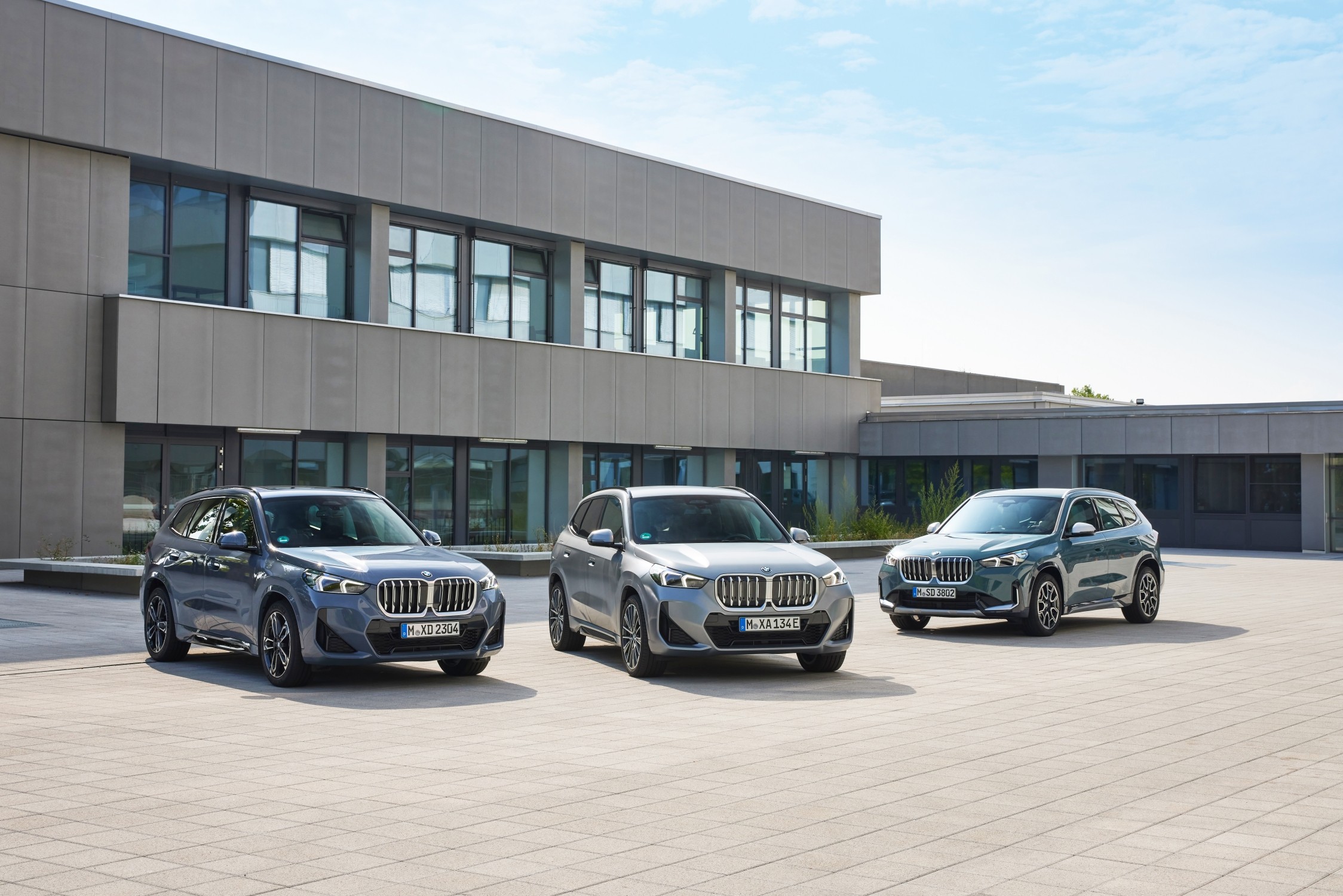 P90480482 lowRes bmw ix1 and bmw x1 0
