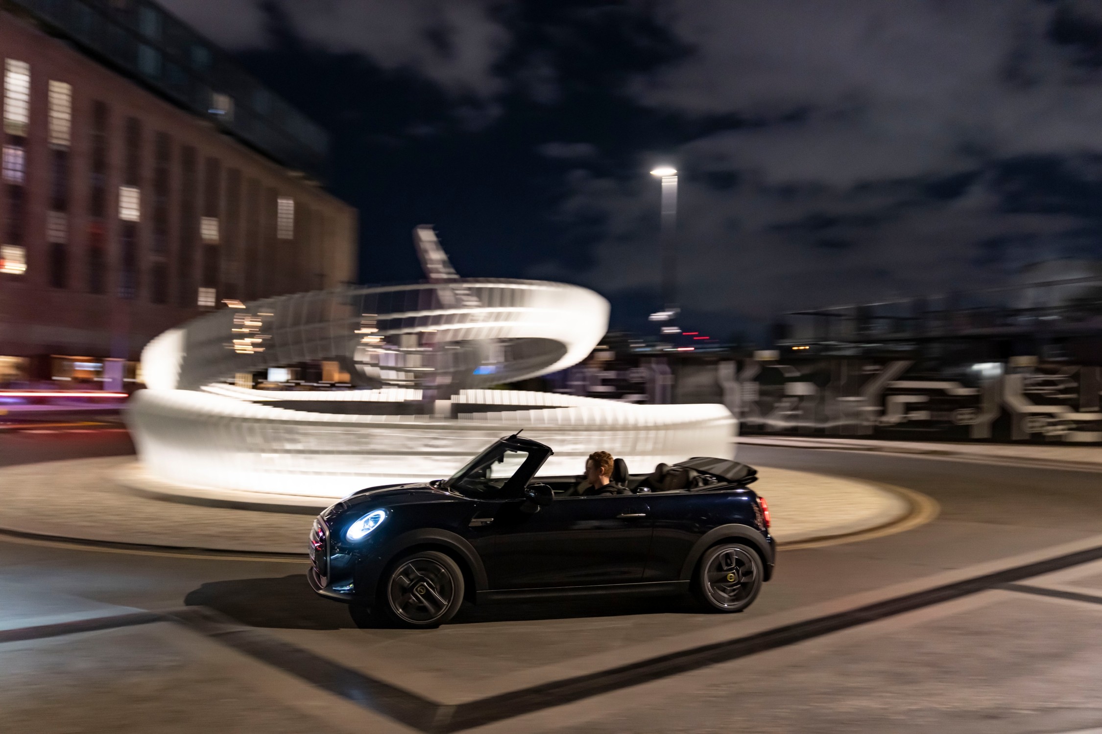 P90507200 lowRes mini cooper se conve