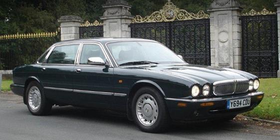 Queen-Elizabeth-II-Jaguar561