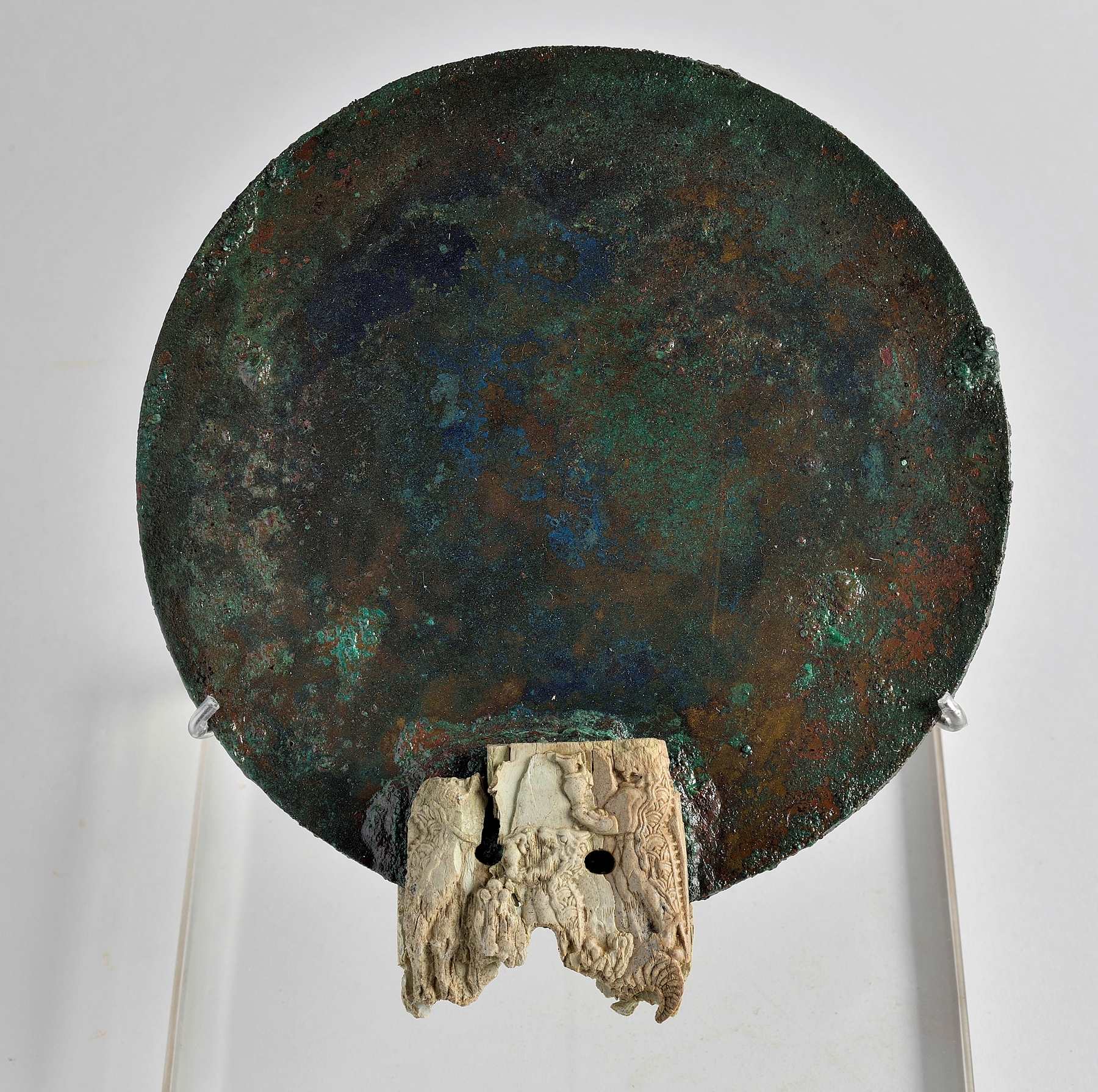 Χάλκινος καθρέφτης με οστέινη λαβή κοσμημένη με δαιμονικά όντα. Παγκαλοχώρι Ρεθύμνου 1380 1300 π.Χ
