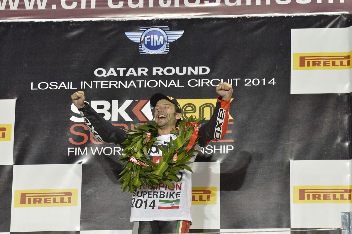 01 Guintoli podium