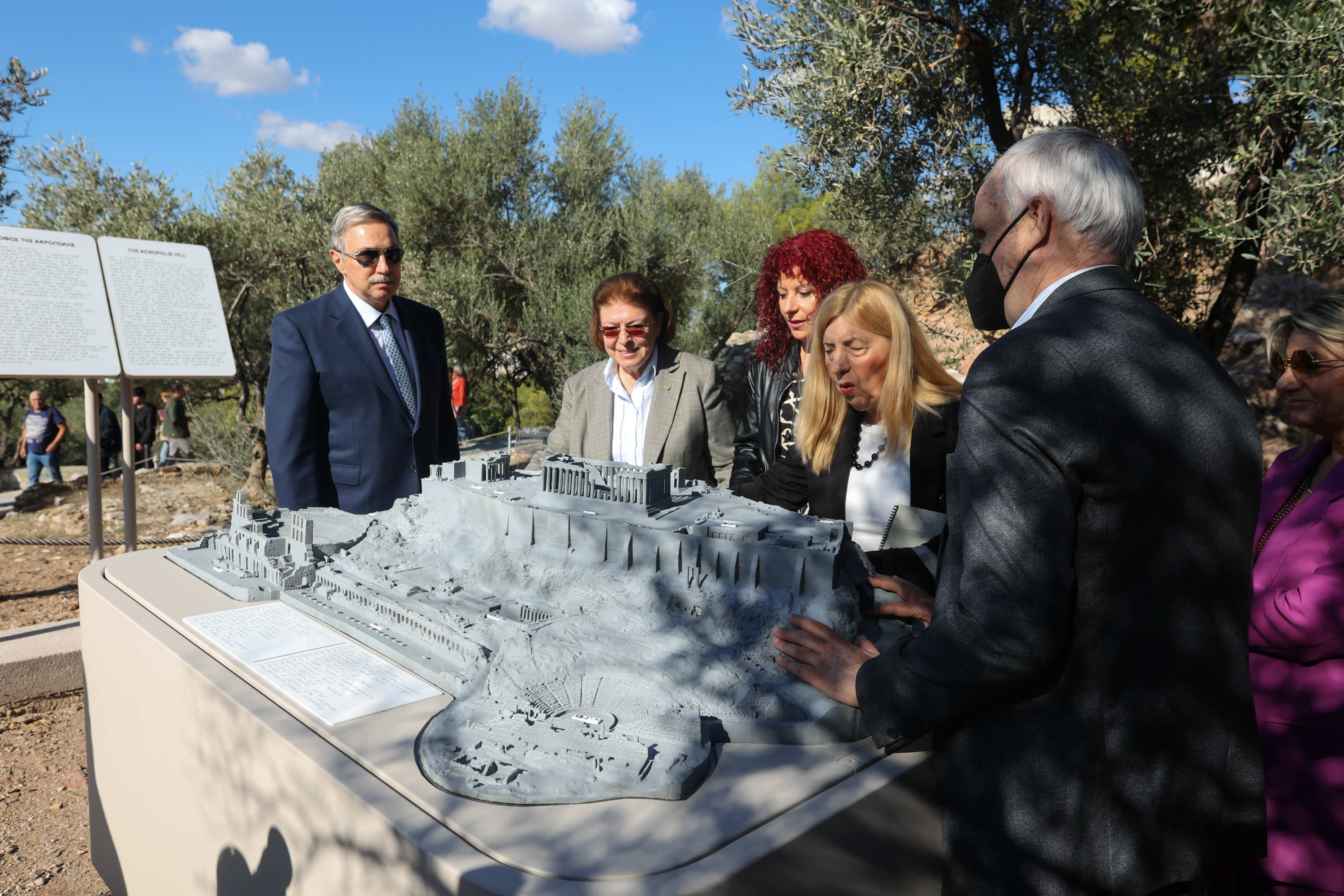Αντώνης Παπαδημητρίου Λίνα Μενδώνη Μαρία Τζεβελέκου στην απτικό πρόπλασμα της Ακρόπολης Πηνελόπη Γερασίμου Onassis