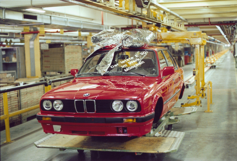 P90627170_lowRes_the-last-bmw-3-serie_f0609.jpg