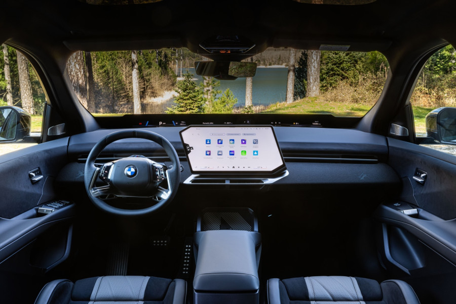 P90631219_lowRes_the-new-bmw-ix3-50-x_d6aee.jpg