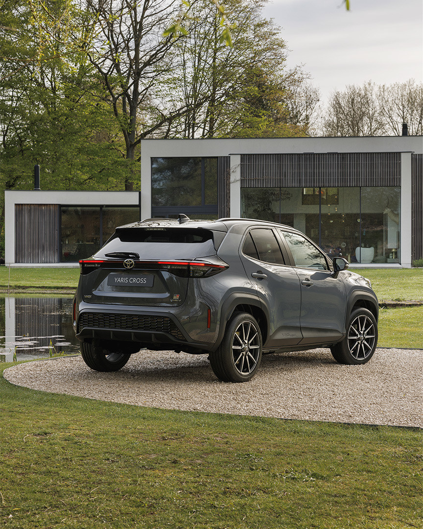 2026_Yaris_Cross_Storm_grey_2_a3548.jpg