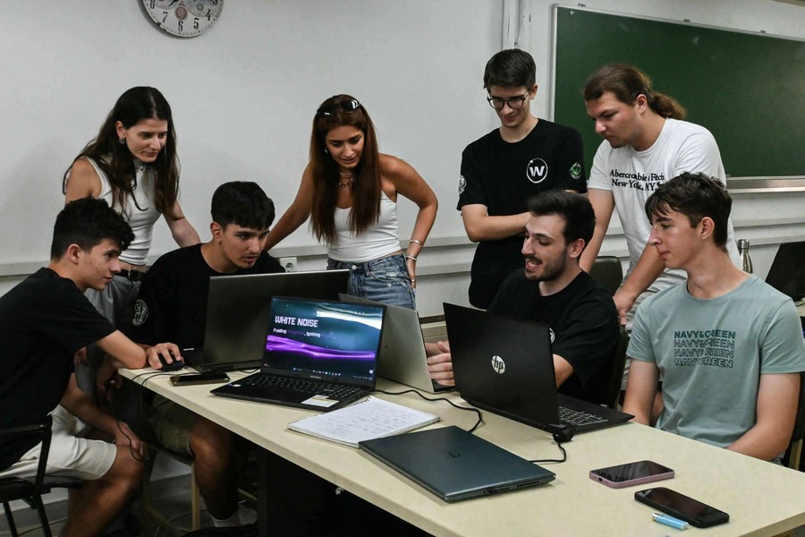 team_meeting_ea107.jpg