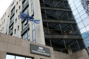 ΥΠΕΝ: Δυνατότητα για φωτοβολταϊκά στο μπαλκόνι και αυτόνομες μπαταρίες σε νοικοκυριά και επιχειρήσεις
