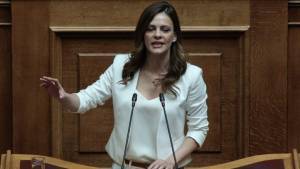 Αχτσιόγλου: Η κυβέρνηση «σπάει» τον κουμπαρά της κοινωνικής ασφάλισης