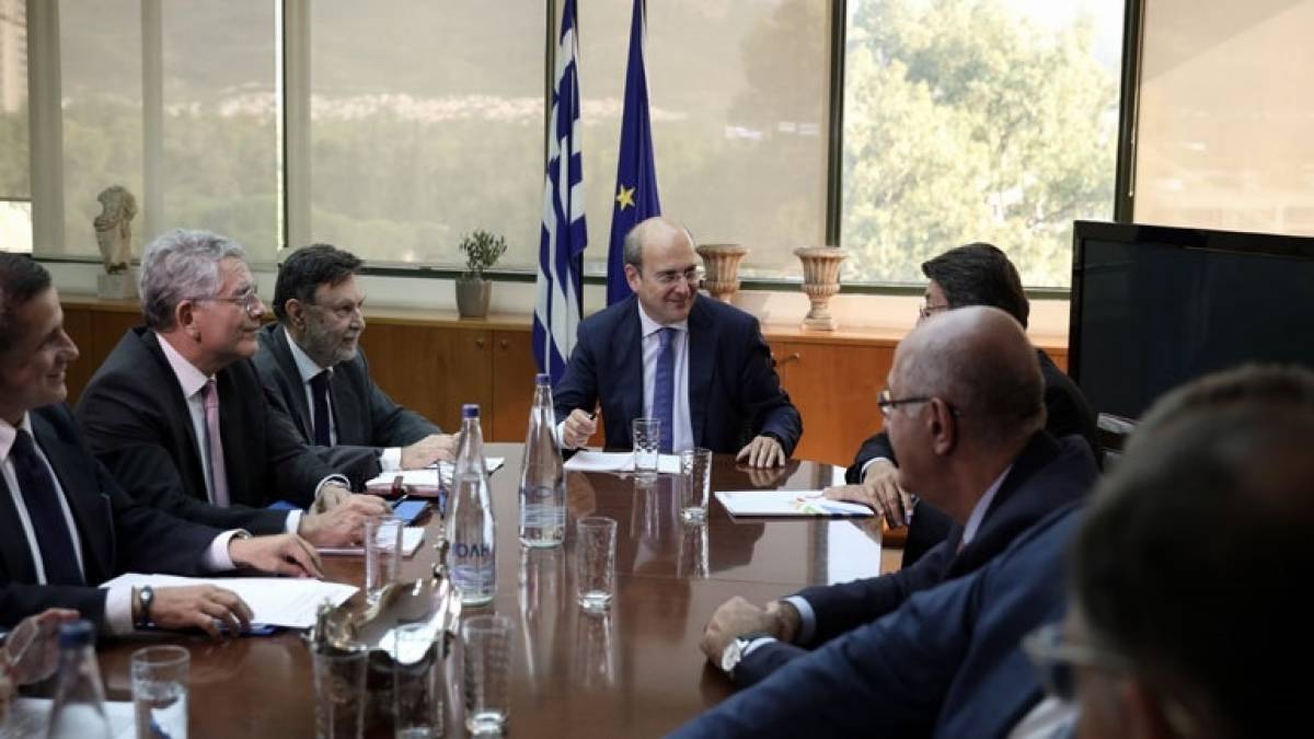 Συνάντηση Χατζηδάκη - ΣΕΒ: Στο επίκεντρο η ενίσχυση των επενδύσεων