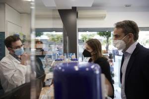 Φαρμακείο στην Καλλιθέα επισκέφθηκε ο Μητσοτάκης-Τι είπε για τα self-test