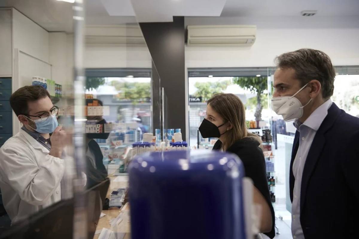 Φαρμακείο στην Καλλιθέα επισκέφθηκε ο Μητσοτάκης-Τι είπε για τα self-test