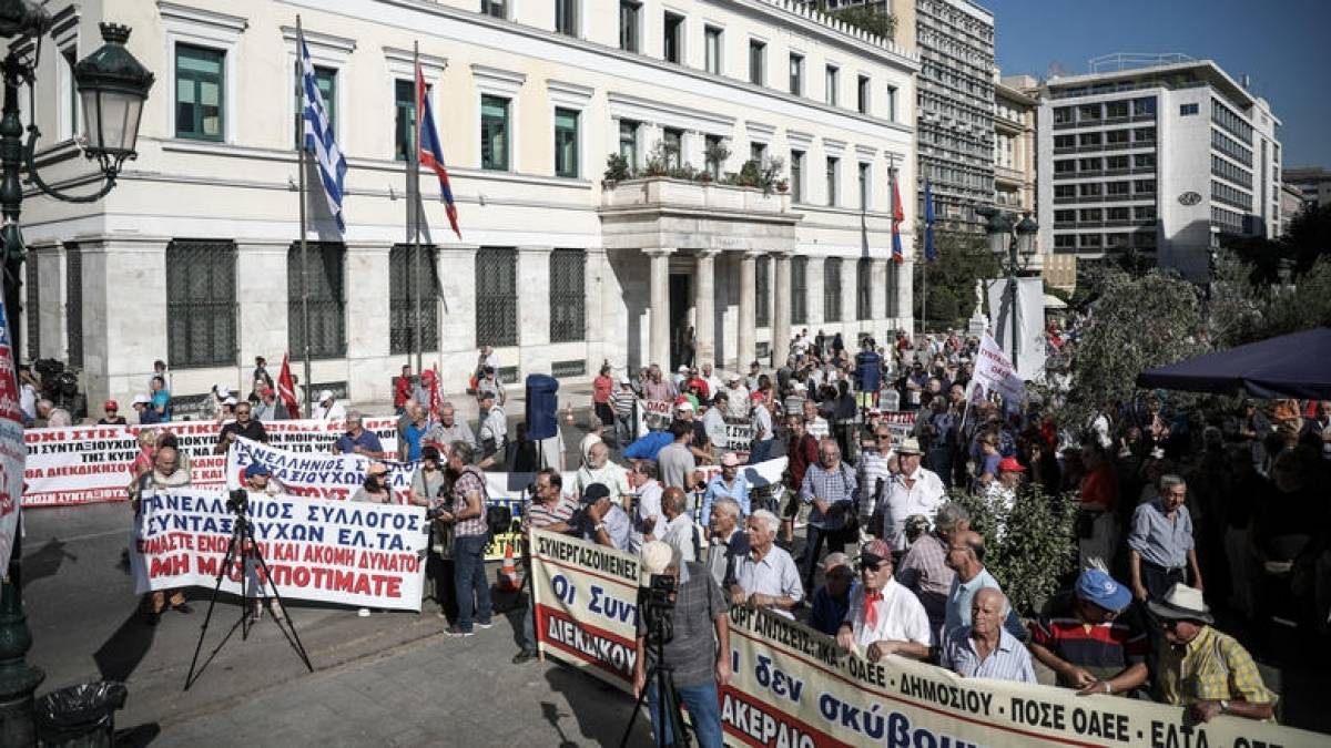 Συγκέντρωση συνταξιούχων στην Πλατεία Κοτζιά-Πορεία προς το υπ. Εργασίας