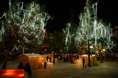 Δέκα γειτονιές της Αθήνας μεταμορφώνονται σε πολύχρωμα Χριστουγεννιάτικα Χωριά