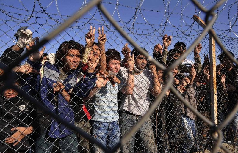 ΕΚΚΕ: Σοβαρή απειλή για τη χώρα θεωρούν οι Έλληνες τους μετανάστες