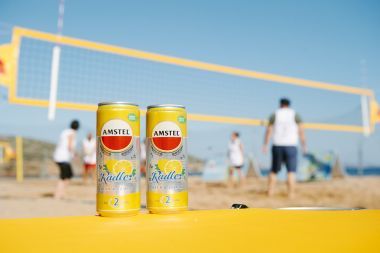 H AMSTEL Radler Lemon παίζει beach volley για καλό σκοπό!