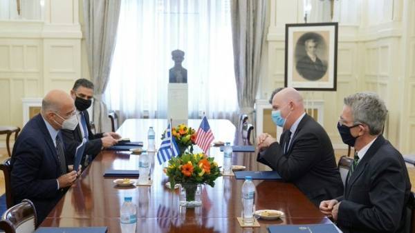 Ο Δένδιας υποδέχθηκε το ΥΠΕΞ τον βοηθό του Πομπέο