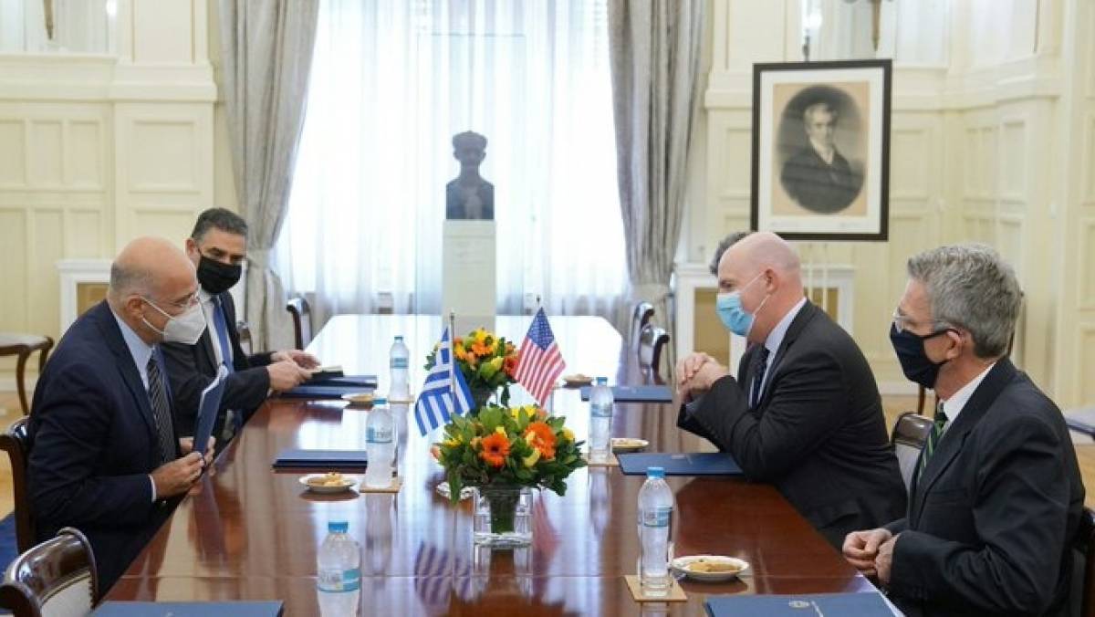 Ο Δένδιας υποδέχθηκε το ΥΠΕΞ τον βοηθό του Πομπέο