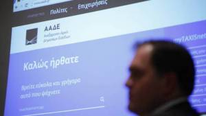 Σε 700 τραπεζικούς λογαριασμούς βάζει καθημερινά χέρι η ΑΑΔΕ