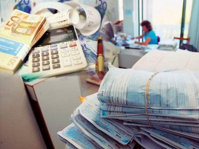 Bloomberg: Πρόστιμα 80 εκατ.ευρώ θα πληρώσουν 300 φορολογούμενοι μεγάλου πλούτου
