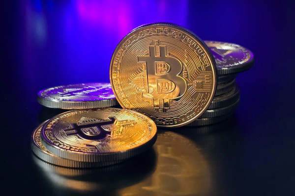 Bitcoin: Νευρική ισορροπία στις $63.000 – Η ΑΙ κερδίζει τους επενδυτές