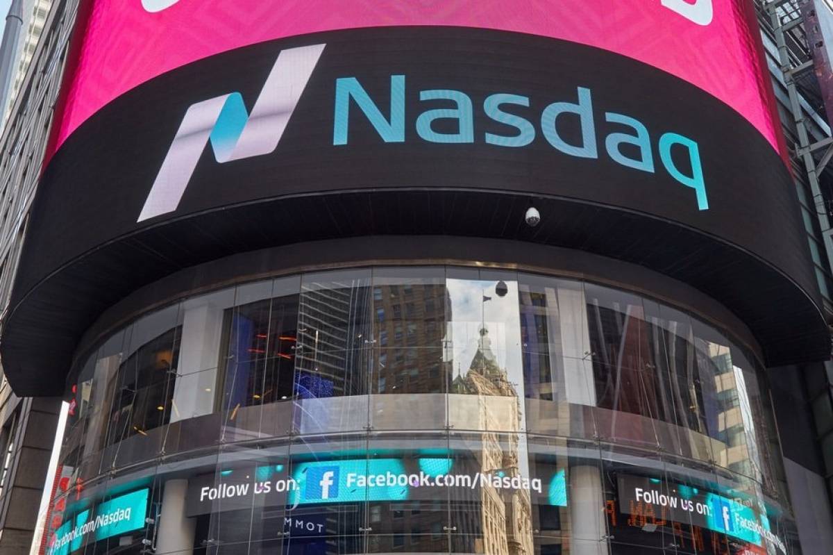 Wall Street: Νέο ιστορικό υψηλό για τον Nasdaq- «Καλπάζουν» χρυσός και πετρέλαιο