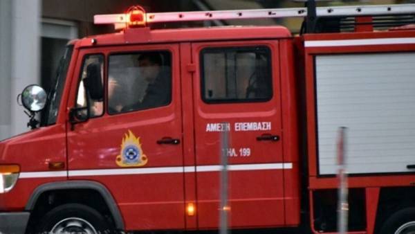 Φωτιά σε αποθήκη στον Πειραιά, κλειστή η Γούναρη