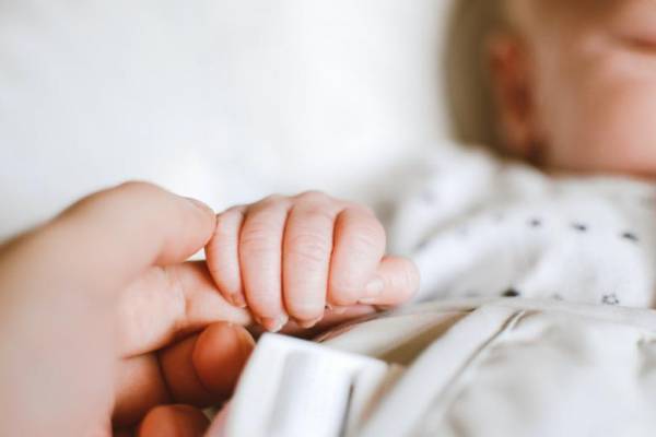 Σε λειτουργία η ηλεκτρονική αίτηση για το επίδομα γονικής άδειας