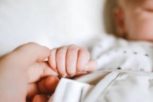 Σε λειτουργία η ηλεκτρονική αίτηση για το επίδομα γονικής άδειας