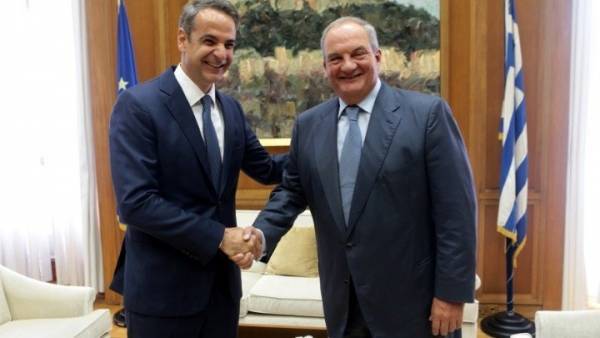 Ο καραμανλικός πονοκέφαλος του Μητσοτάκη