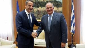 Ο καραμανλικός πονοκέφαλος του Μητσοτάκη
