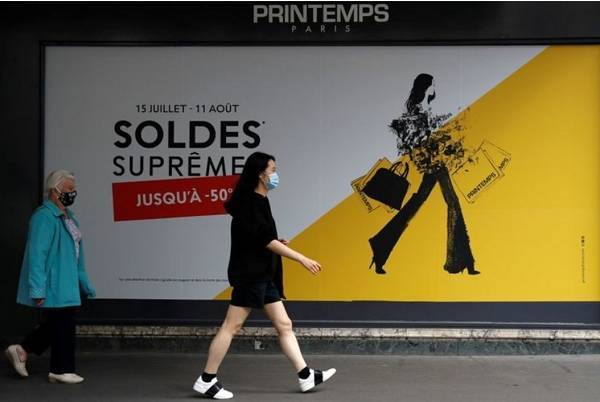 Γαλλία: Υποχρεωτική η χρήση μάσκας σε τράπεζες-καταστήματα από 20 Ιουλίου