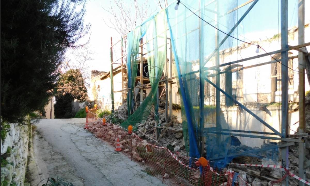Κατάρρευση ιστορικού κτιρίου κάτω από την Ακρόπολη