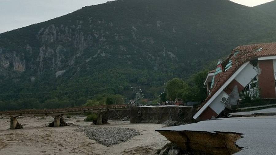 Απεγκλωβισμός κατοίκων με ελικόπτερα λόγω καταστροφών στο οδικό δίκτυο