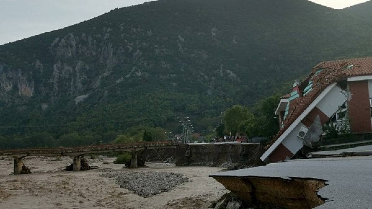 Απεγκλωβισμός κατοίκων με ελικόπτερα λόγω καταστροφών στο οδικό δίκτυο