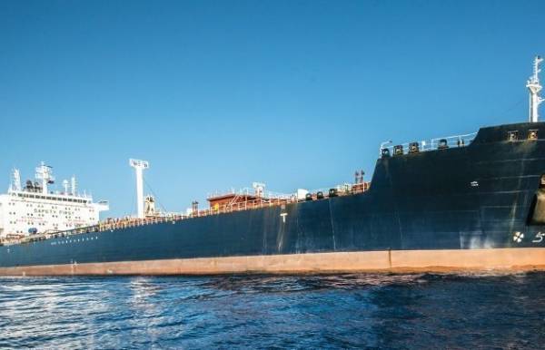 Δύο LR1 tankers αγόρασε η Trafigura από τη Nisshin Shipping