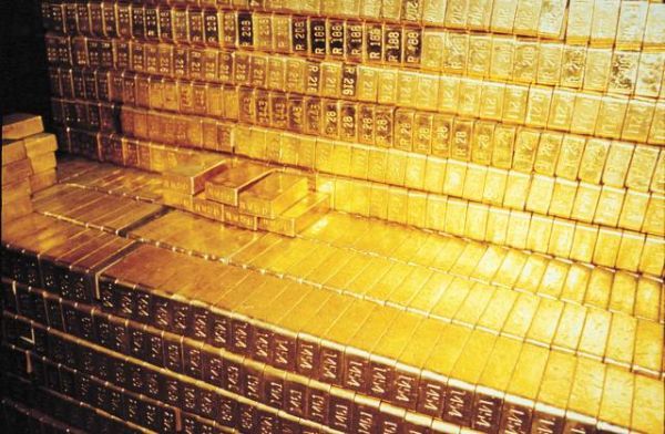 Κέρδη για το χρυσό με το βλέμμα στη Fed