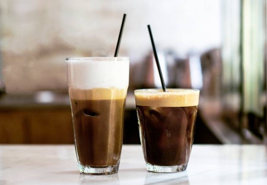 Ο καφές στο «γυάλινο» πιέζει την αγορά «καφέ στα όρθια»