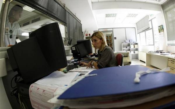 Προβληματισμός στην Κομισιόν από τις προσλήψεις συμβασιούχων