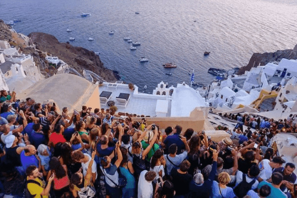 Fitch: «Ποτάμι» 40εκατ. τουριστών στην Ελλάδα το 2028-Πρόκληση ο υπερτουρισμός