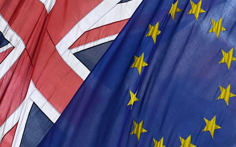 Σταθερά μπροστά στις δημοσκοπήσεις το Brexit