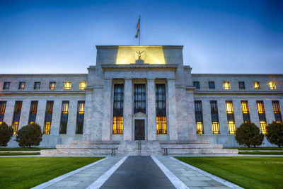 ΗΠΑ: Η Fed διατηρεί σταθερά τα επιτόκια για τέταρτη φορά