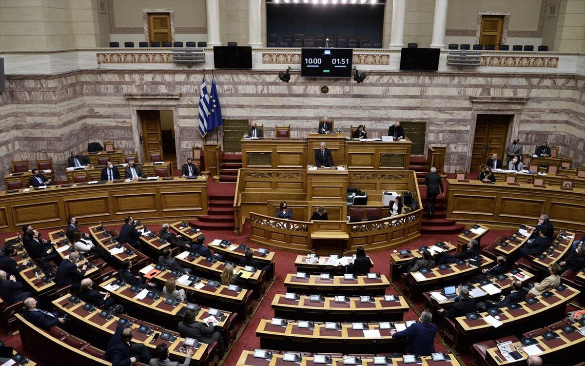 Βουλή-Αποζημιώσεις γιατρών: Την Τετάρτη η τροπολογία για την παράταση διατάξεων