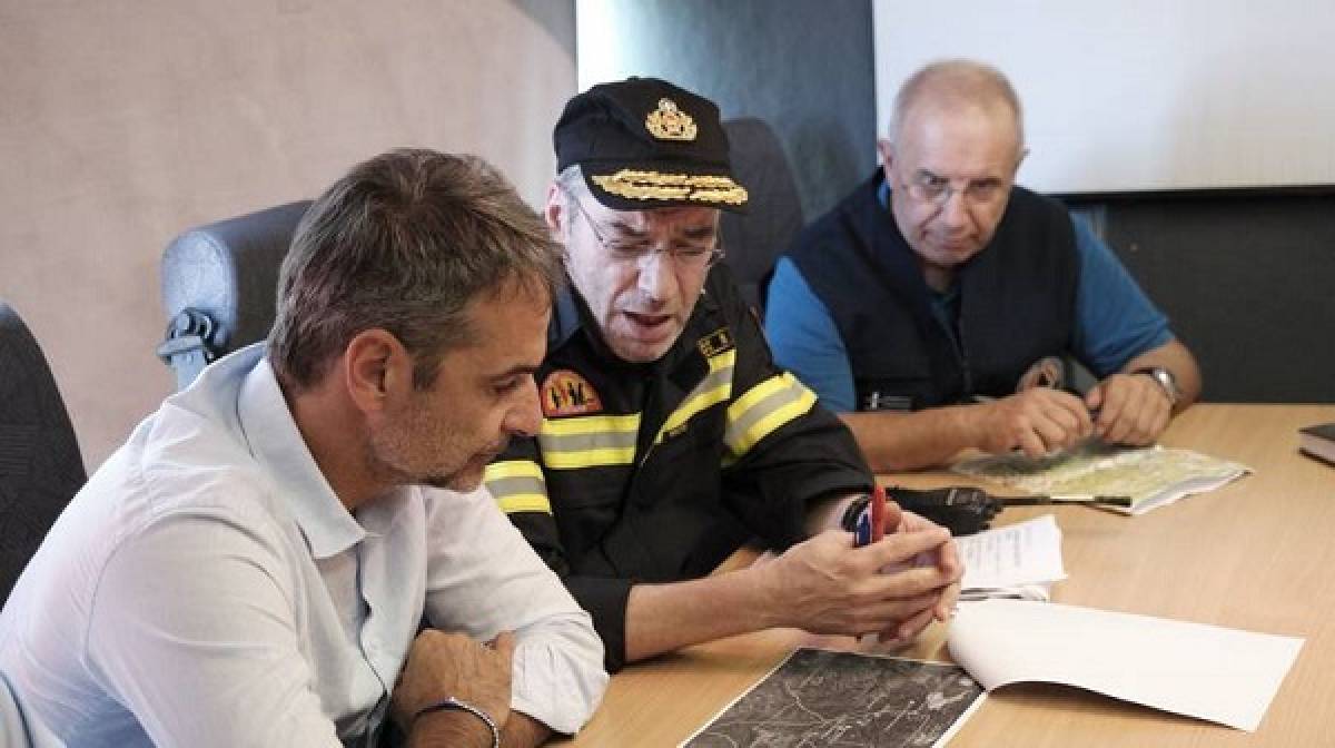 Το Συντονιστικό Κέντρο Επιχειρήσεων της Πυροσβεστικής επισκέφθηκε ο Μητσοτάκης