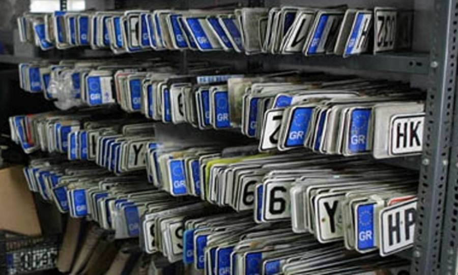 Θεσσαλονίκη: Αυξημένη προσέλευση πολιτών στις εφορίες για παράδοση πινακίδων αυτοκινήτων
