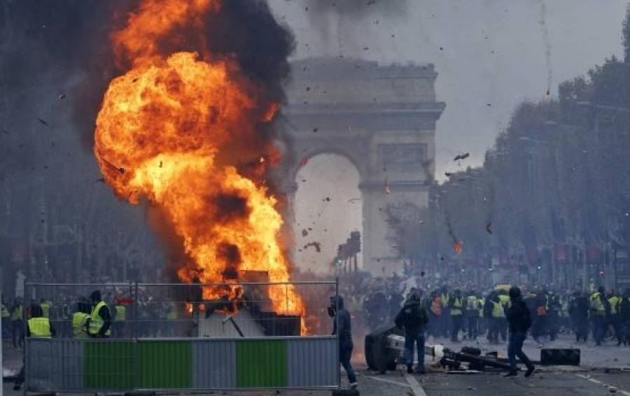 Κίτρινα Γιλέκα: Εμπόλεμη ζώνη το Παρίσι- Βίντεο που σοκάρουν